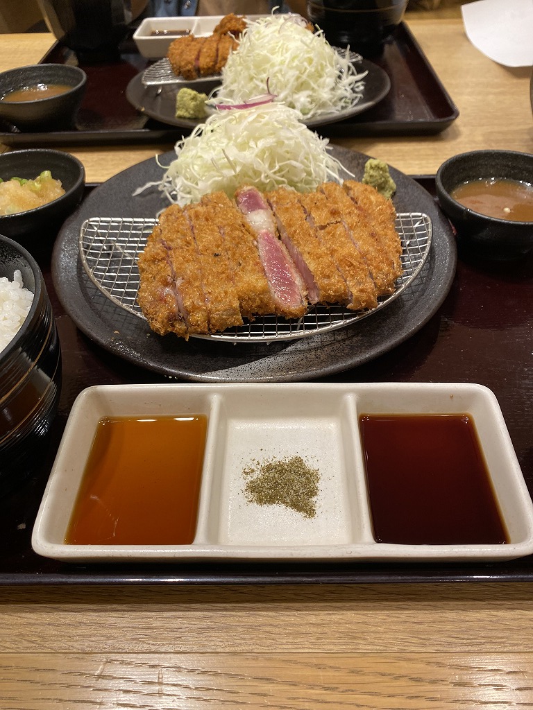 だし醤油（手前左）、山椒塩（手前中央）、牛カツソース（手前右）、みぞれポン酢（左奥）、京カレーつけ汁（右奥）、他京玉もあり